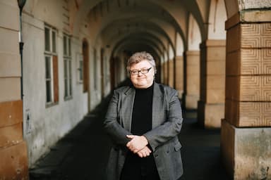 Deštník a šicí stroj na pivu u Kotvy