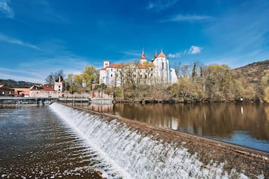 Dolů po schodech a přitom k nebi