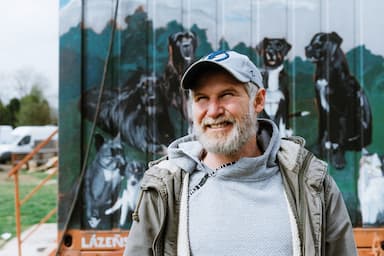 Z dětství si pamatuju hlavně tátovy nohy, říká režisér Prušinovský