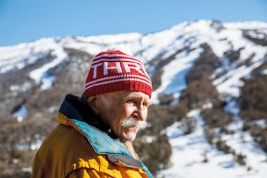 Přes Staňkovský rybník na běžkách za svobodou. Stoletý lyžař z Austrálie zemřel...