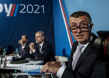 Volební dárky pro Fialu. Od Pirátů i od Babiše