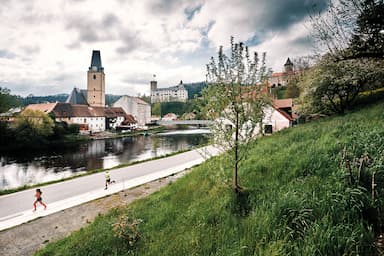 Utíkej a nezakopni, pod tebou je Vltava