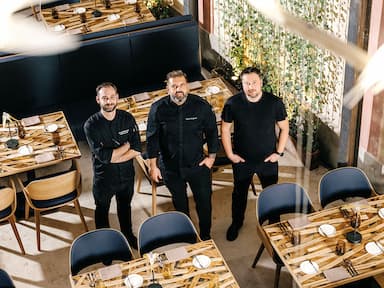 420 přímo naproti orloje. Nová restaurace Radka Kašpárka chce vrátit Čechy na Staromák