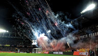 Branky, body, prachy. Z čeho se platí fotbal a kam posune ligu rivalita dvou miliardářů