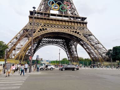 Hry pod Eiffelovkou. Plavci v Seině, lukostřelci na Invalidovně a diváci na mostech 
