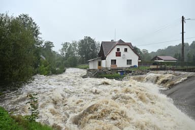 Jak pomoci při povodních? Kam poslat peníze, kde se hlásit jako dobrovolník