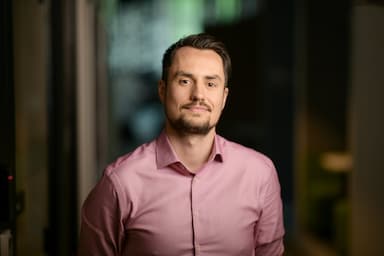 Placení náramkem? Kadeřnice si myslela, že jsem terminál začaroval, říká bankéř