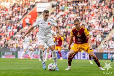 Krvavé derby aneb Kam zmizela červená? Slavia i Sparta pomáhají zachraňovat životy