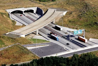 Dopravní chaos v Česku. Nehotové dálnice, ještě horší železnice. Proč se staví zmateně a po částech?