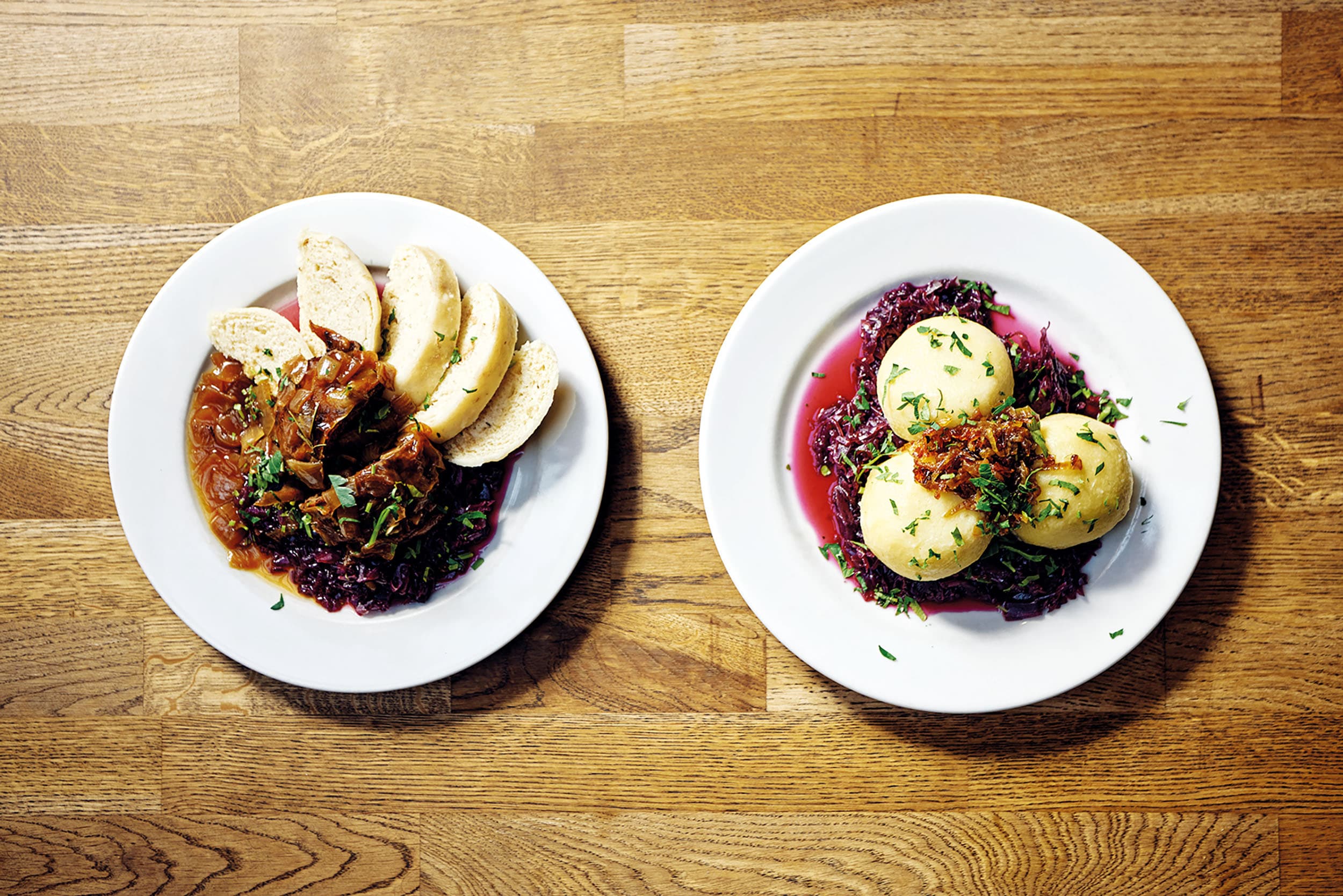 Ne-kachna, obsluha bez domova a zavěšené obědy. Unikátní veganská restaurace funguje jako družstvo