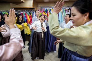 Tanec s duchy. Šamanky v Koreji vyřeší problémy a vyplní tužby