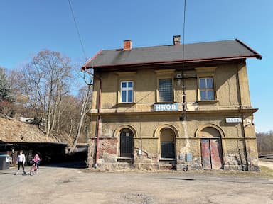 Z Hrobu k výšinám. Začnete na zchátralém nádraží, končíte v extázi