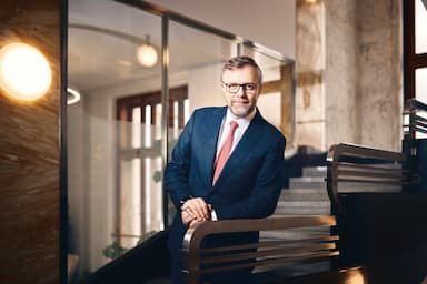Nejsme na tom špatně. Americkým clům navzdory, říká šéf Komerční banky