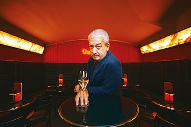 Svět gastronomie se mění a barman stárne. Mladí pijí méně, popisuje slavný restauratér Václav Vojíř