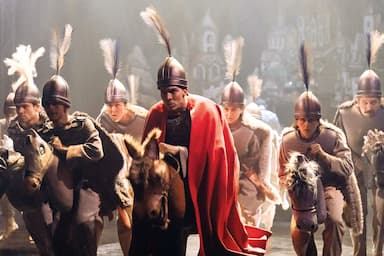 Kulturní tipy: Když se jde do školy o prázdninách, Smetana v cirkuse a sázka na jistotu