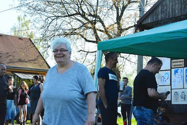 Osada Bedřiška se z ghetta změnila ve funkční komunitu, město ji chce přesto srovnat se zemí