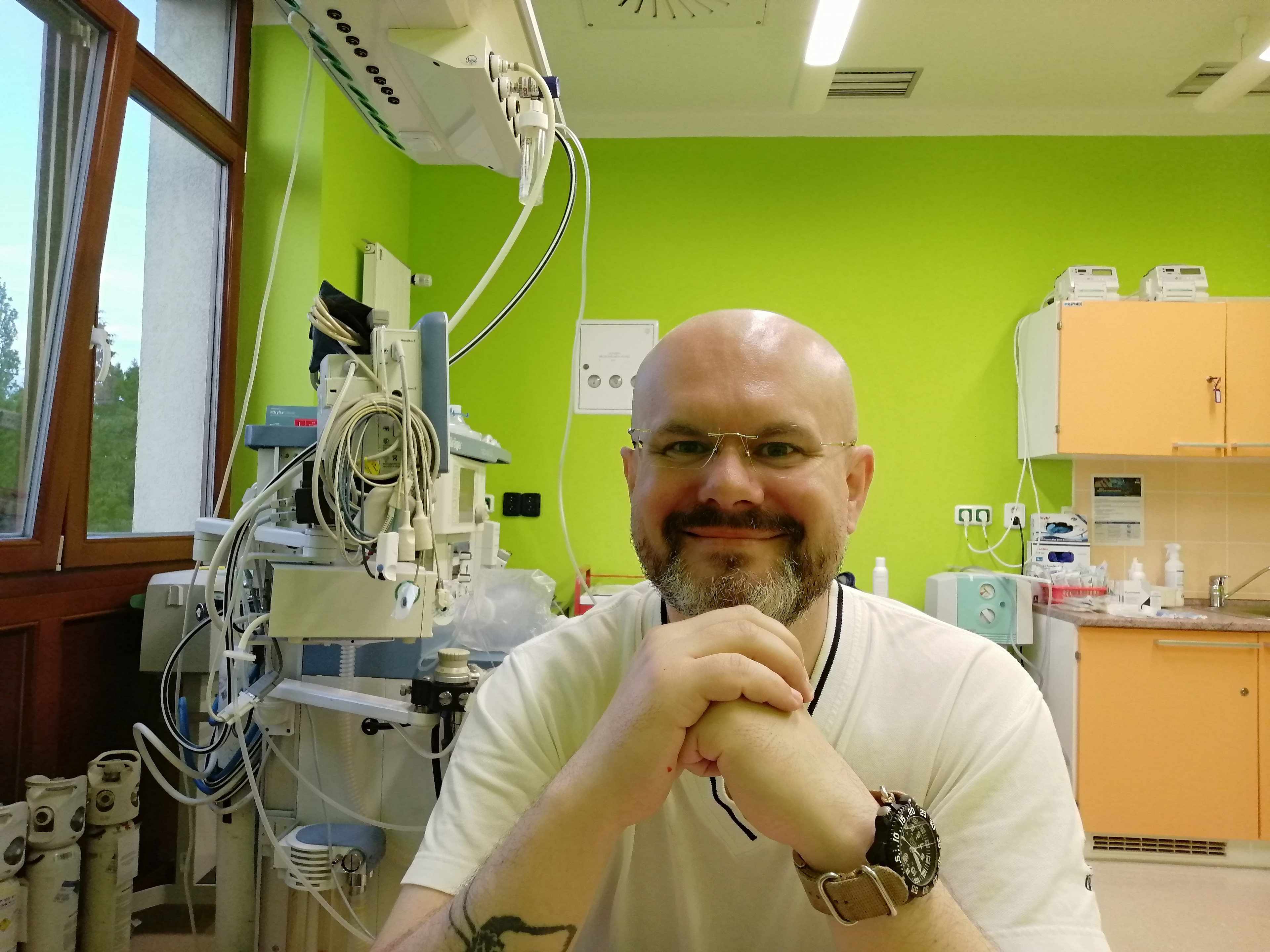 Pavel Boháček vystudoval ošetřovatelství na 3. LF UK, specializovanou ošetřovatelskou péči v interních oborech NCO-NZO v Brně a kurzy vojenské a potápěčské medicíny.