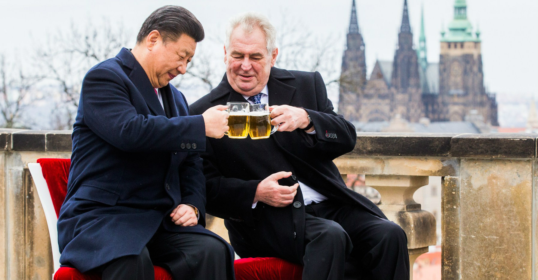 Čínský prezident Si a český prezident Zeman poblíž Pražského hradu.