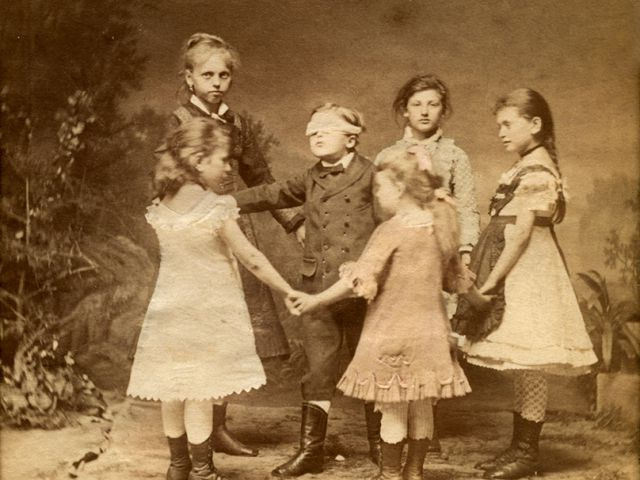 Hra na slepou bábu, stereofotografie, kolem roku 1880.