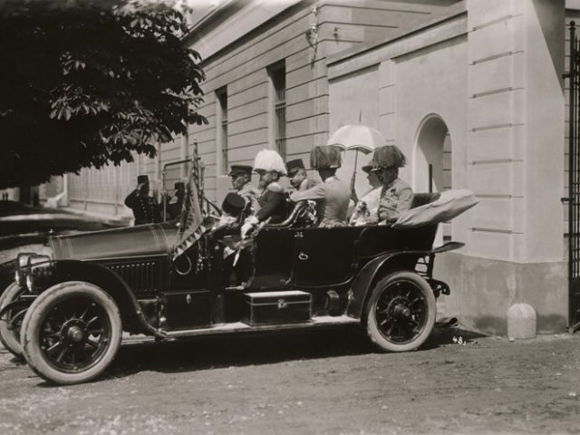 František Ferdinand d`Este s doprovodem před kasárnami v Sarajevu, 28. června 1914.
