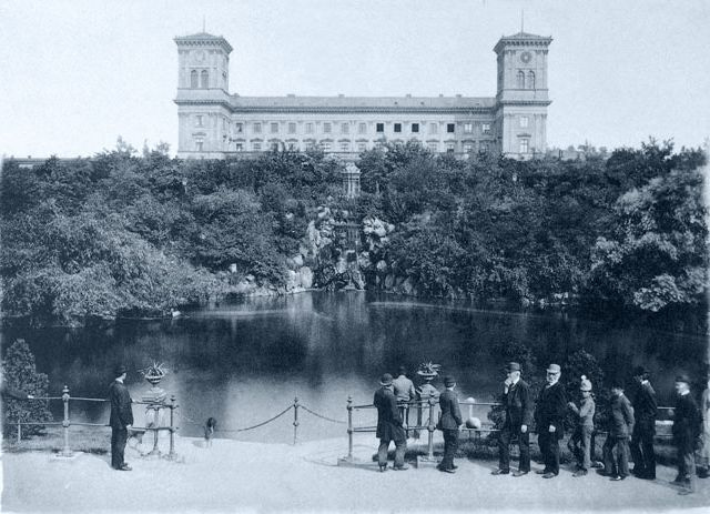 Městský park před nádražím císaře Františka Josefa, kolem 1893, světlotisk.