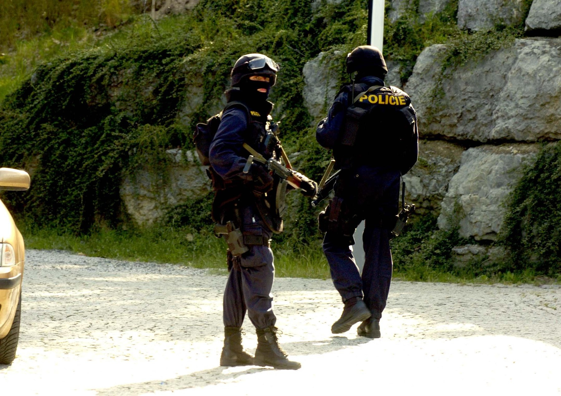 Rok 2005. Policie před vilou Radovana Křejčíře.