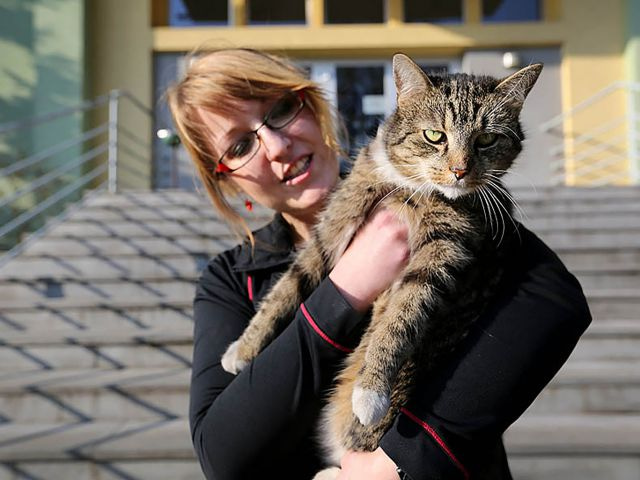 "Má zázračné ruce, všechno jí v nich rozkvete nebo obživne," říká o Heleně Fulkové její otec.