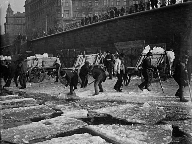 Ledaři v Praze, kolem roku 1905, polovina stereosnímku.