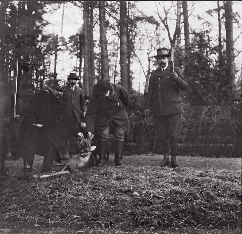 František Ferdinand d`Este a ulovený srnec parukář. Průhonice 12. 12. 1905, polovina stereofotografie.