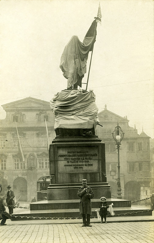 Zahalený pomník maršálka Radeckého, asi 29. října 1918.
