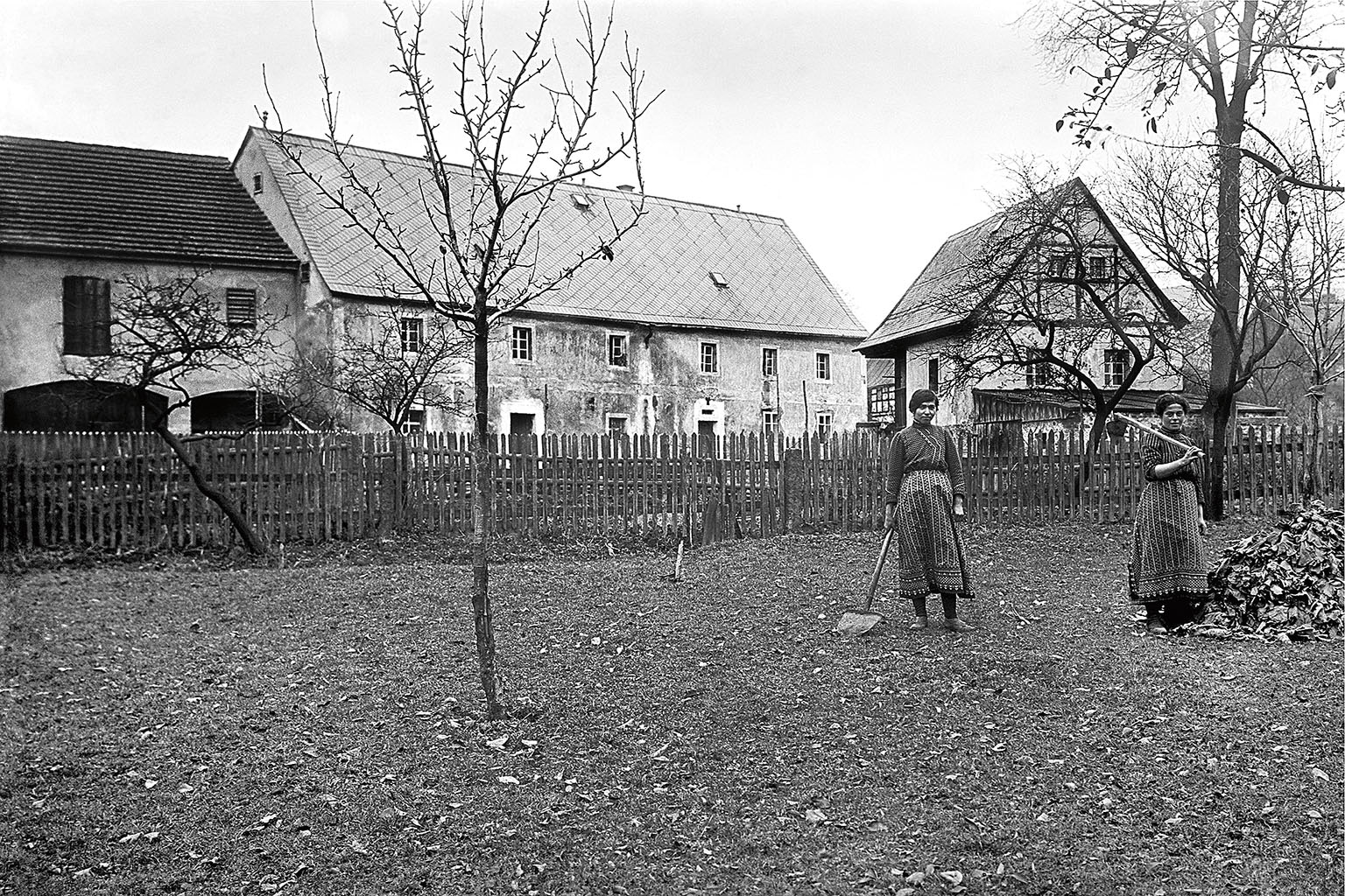 ROK 1915. Čp. 26 — Stále stojí. V případě statku Franze Pischela pořídil F. J. Umlauft celkem tři různé záběry. Tento zachycuje nejmenované děvečky na dvoře.