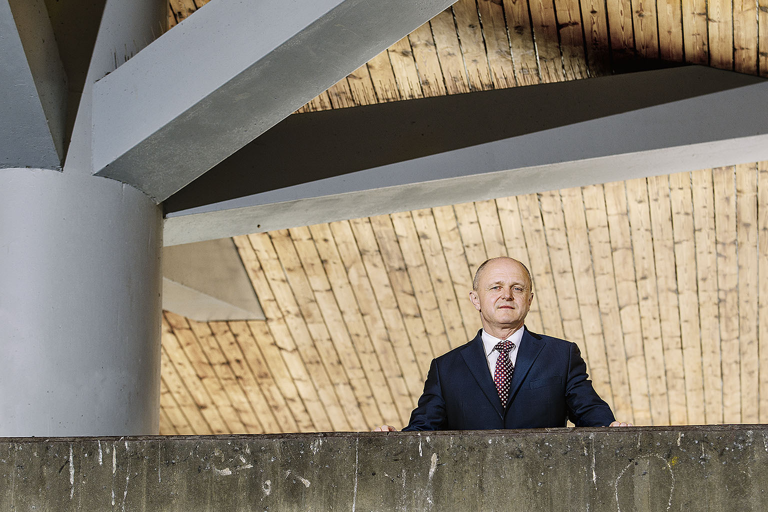 Jan Vedral. Vystudoval Obchodní fakultu VŠE. Začínal v Investiční bance, později působil v Agrobance. Conseq Finance založil v roce 1994. Je hlavním akcionářem v rodině firem Conseq s nadpolovičním podílem. Patří ke spolumajitelům dostihového závodiště v pražské Velké Chuchli.