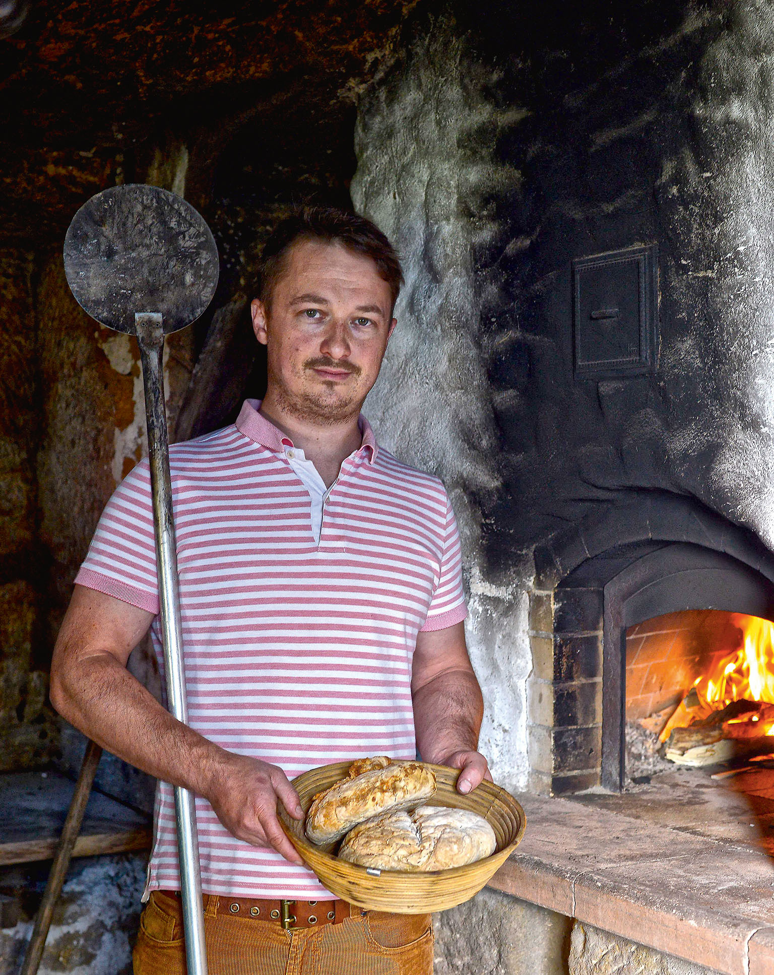 Skalní pec hospody U Grobiána. Do roku 1945 tady prý žila rodina s devíti dětmi. Pec byla postavena až nyní – uvnitř je vysázená keramickými pohárky, které vracejí teplo dovnitř.