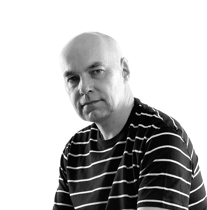 ​​​​​​​​​​​​​​JAROMÍR HONZÁK
Kontrabasista
Vedoucí Katedry jazzové hudby na HAMU nyní vystupuje se skupinou Čikori.