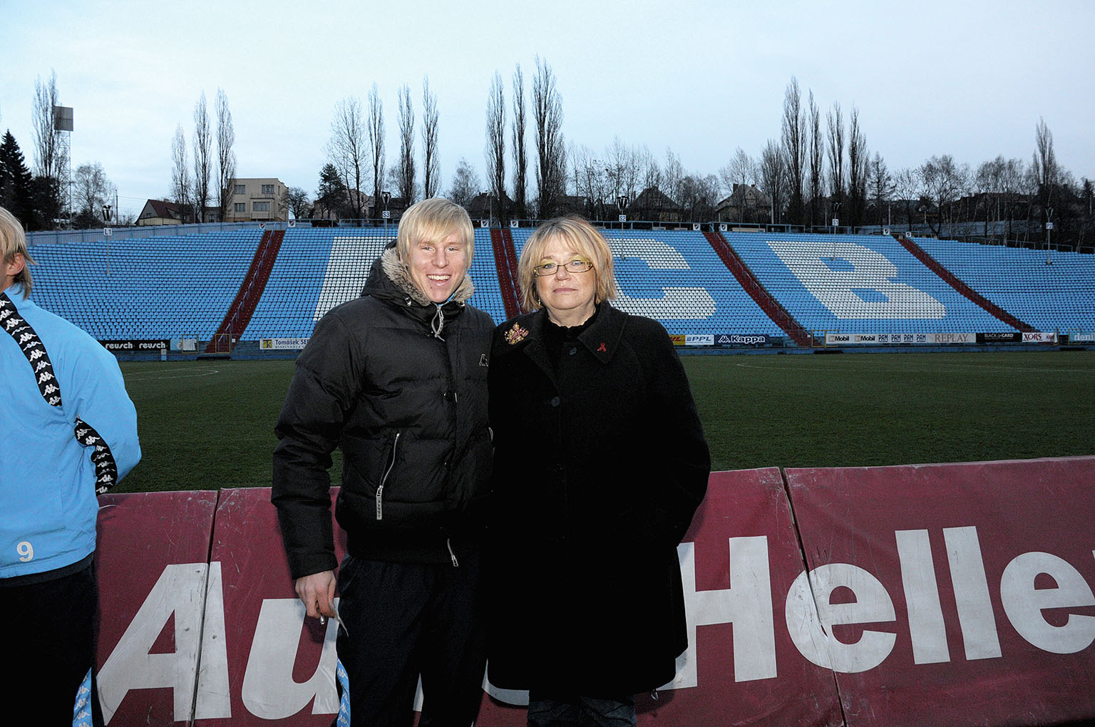 František Rajtoral a Jiřina Kábrtová před deseti lety. Fotbalista (hrál tehdy za Baník Ostrava) a ředitelka Ostravského muzea. „Tady nás bylo víc. V Turecku zůstal sám,“ říká Rajtoralova kamarádka, která s ním chodila do divadel a na koncerty.