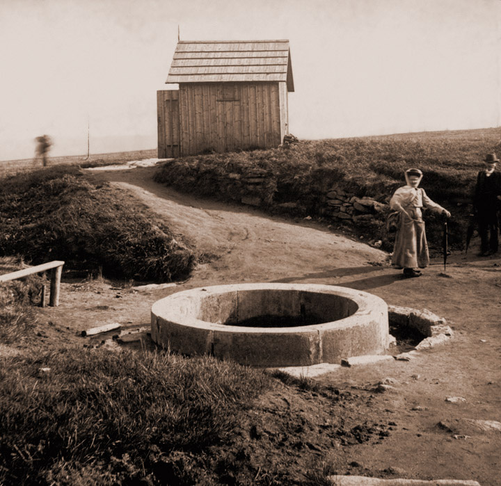 Turisté u pramene Labe, kolem roku 1890