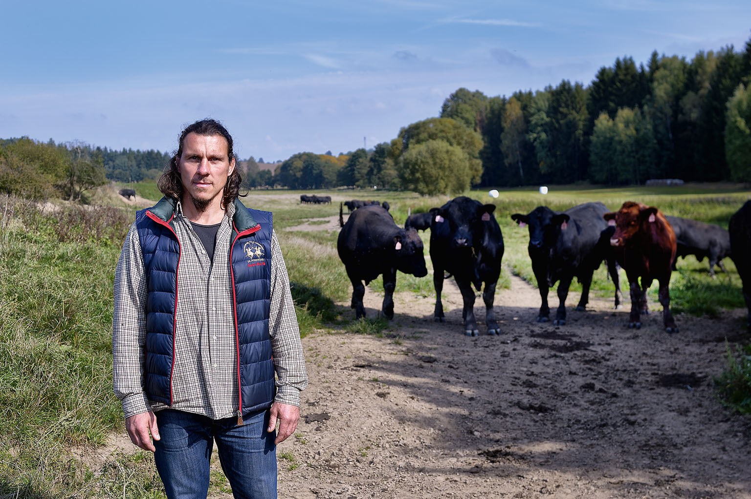 Václav Silovský je rodák ze Soběsuk, vyučený řezník a bývalý zápasník, chovatel dobytka a poslední dobou (společně s manželkou) čím dál víc i pěstitel zeleniny. A taky hrdý hostinský — již v několikáté generaci