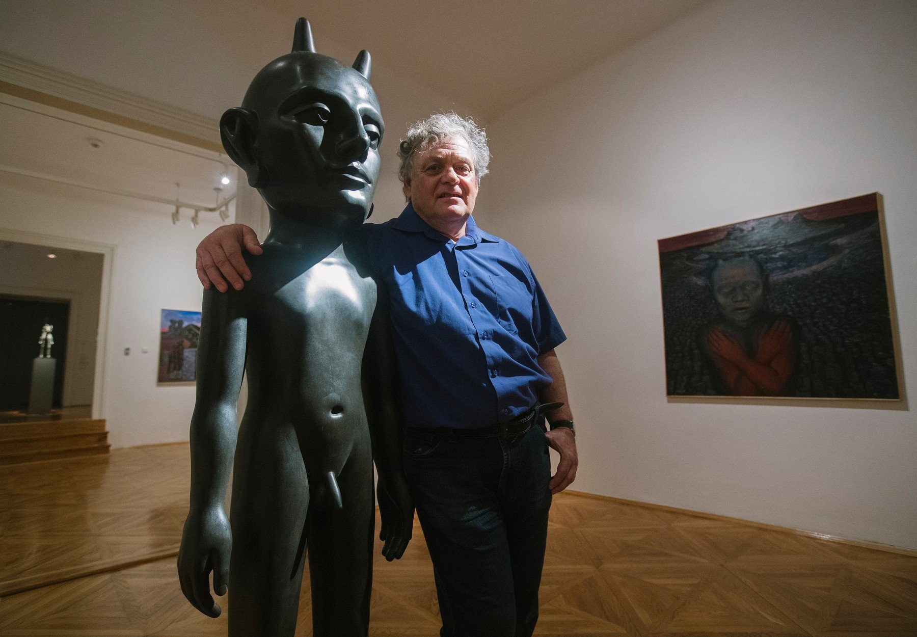Jaroslav Róna na své výstavě v Domě U Kamenného zvonu.