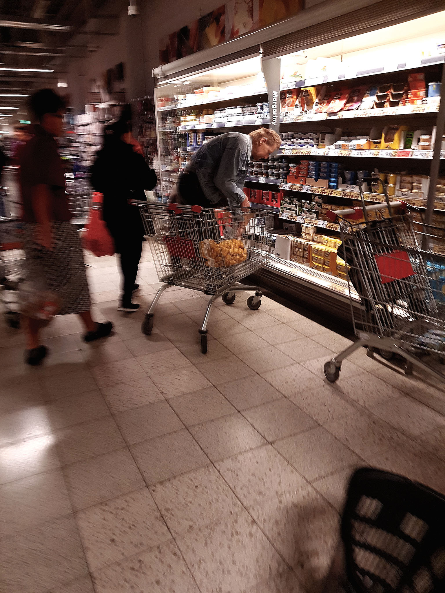 V obchodě nastal zmatek, protože u másla a margarínů zůstaly staré cenovky.