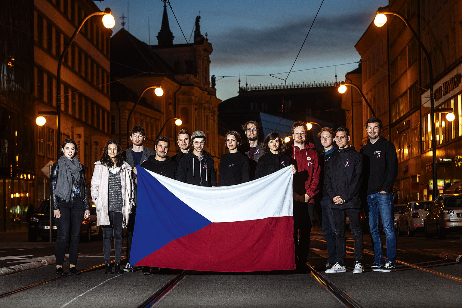 Kompletní tým tvoří jedenadvacet lidí, k focení se jich sešlo třináct. Zleva: Tereza Kopelentová, Myrna El Hamoui, Adam Heres, Jan Hájíček, David Nosák, David Ostružár, Lucie Bílková, Martin Kolář, Barbora Stuhlová, Daniel Jirotka, Martin Pikous, Lukáš Černý a David Robert Mulica.