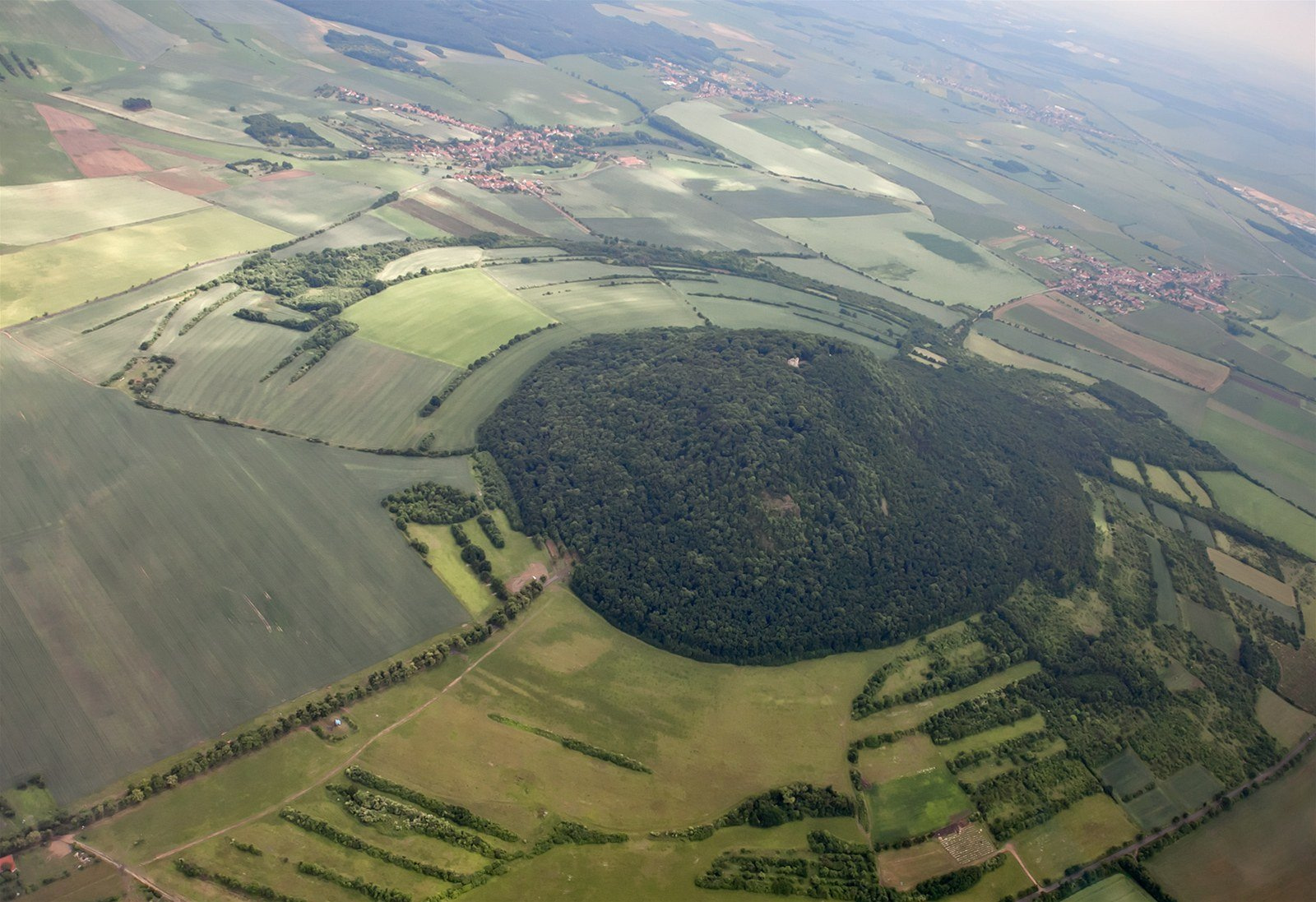 Kopec Říp z výšky.