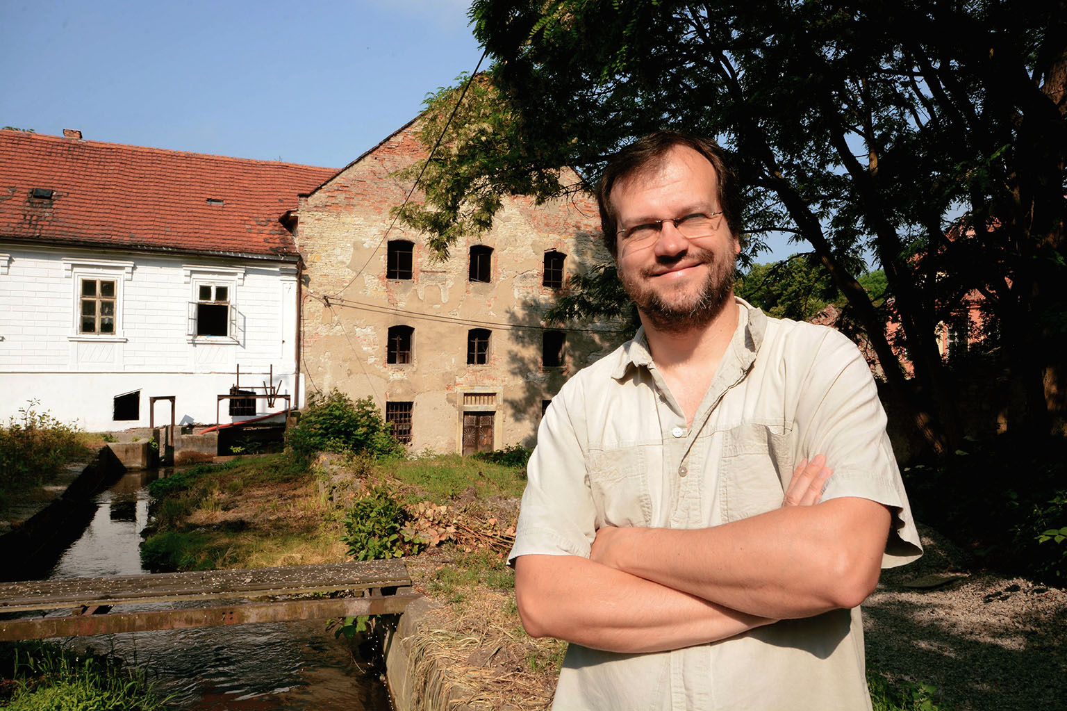 Dušan Thurzo a jeho liběchovský mlýn. Spolu s ostatními nadšenci doufá, že kromě zaneseného náhonu trochu „vyčistí“ i zdejší pohled na komplikovanou česko-německou historii.