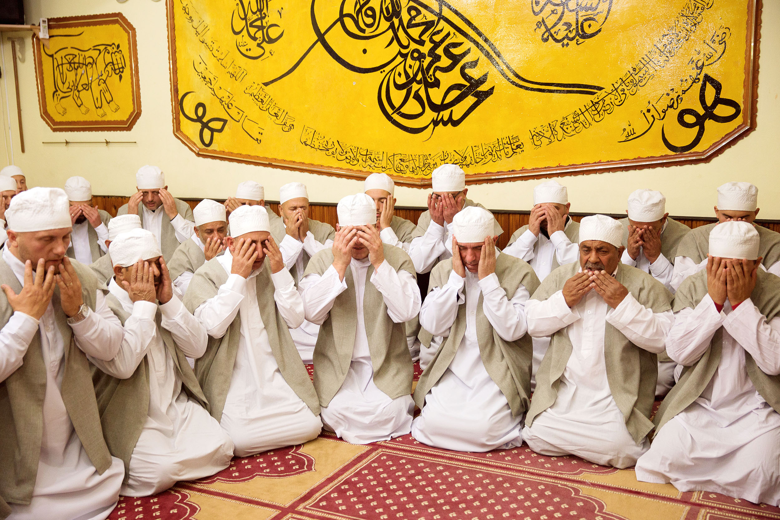 Súfijští muslimové na slavnostním zikru během svátku Ašúra v kosovském městě Peja.