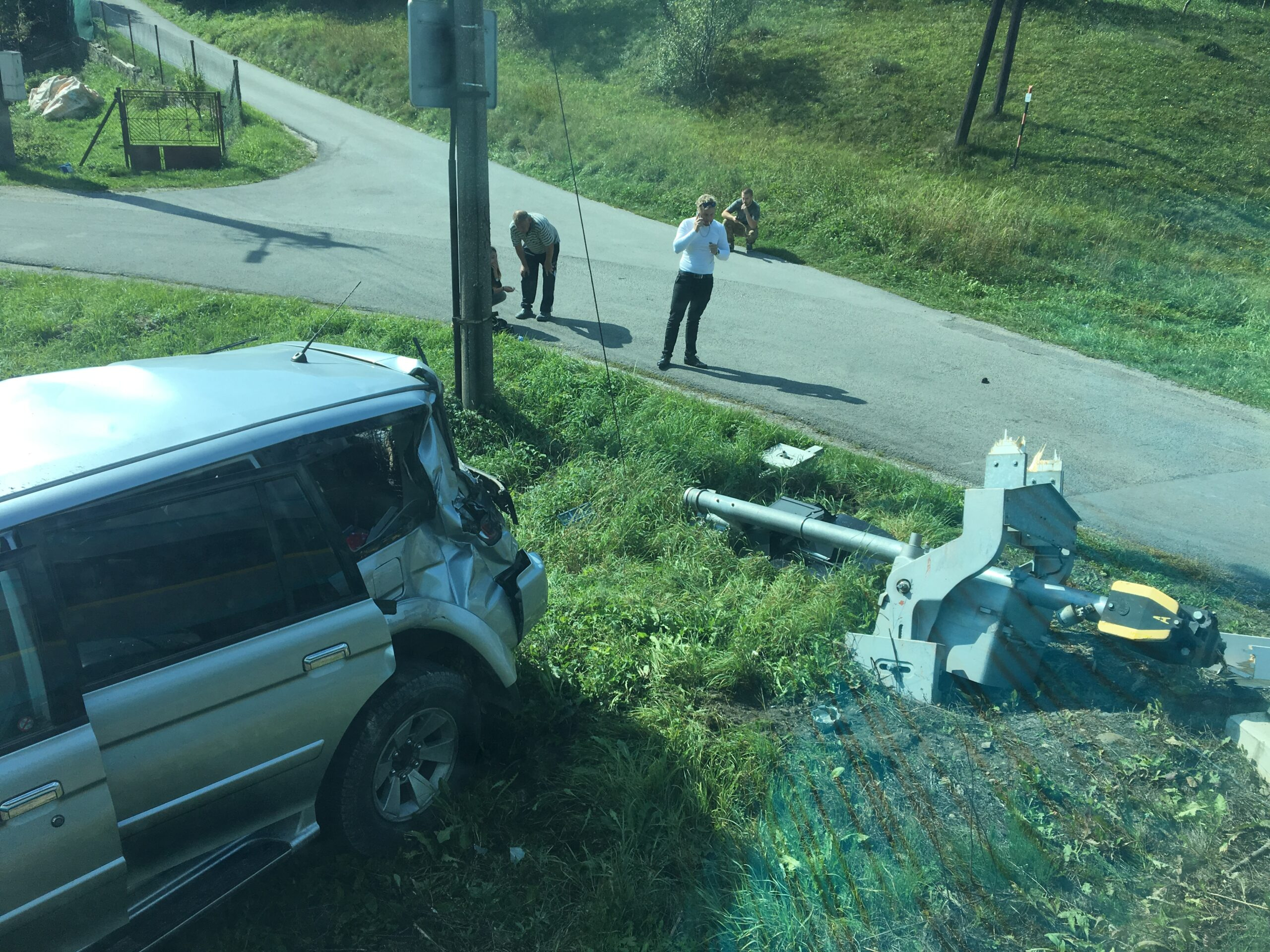 Zdemolované Mitsubishi Pajero a jeho řidič. Krásno nad Kysucou, 17. září 2018.