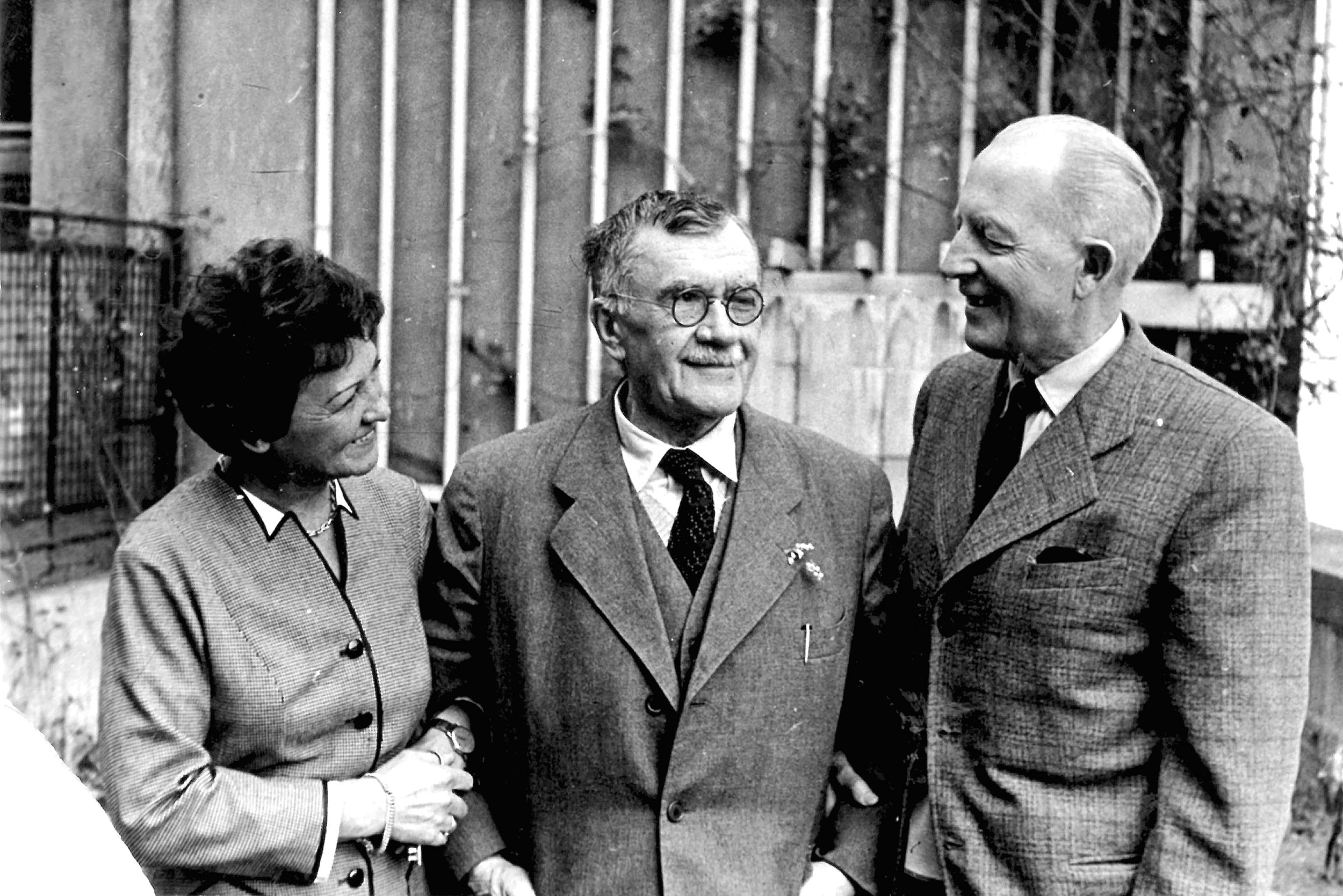 Karel Engliš (uprostřed) s dcerou Věrou a zetěm Ladislavem Fürstem na fotografii z roku 1959.