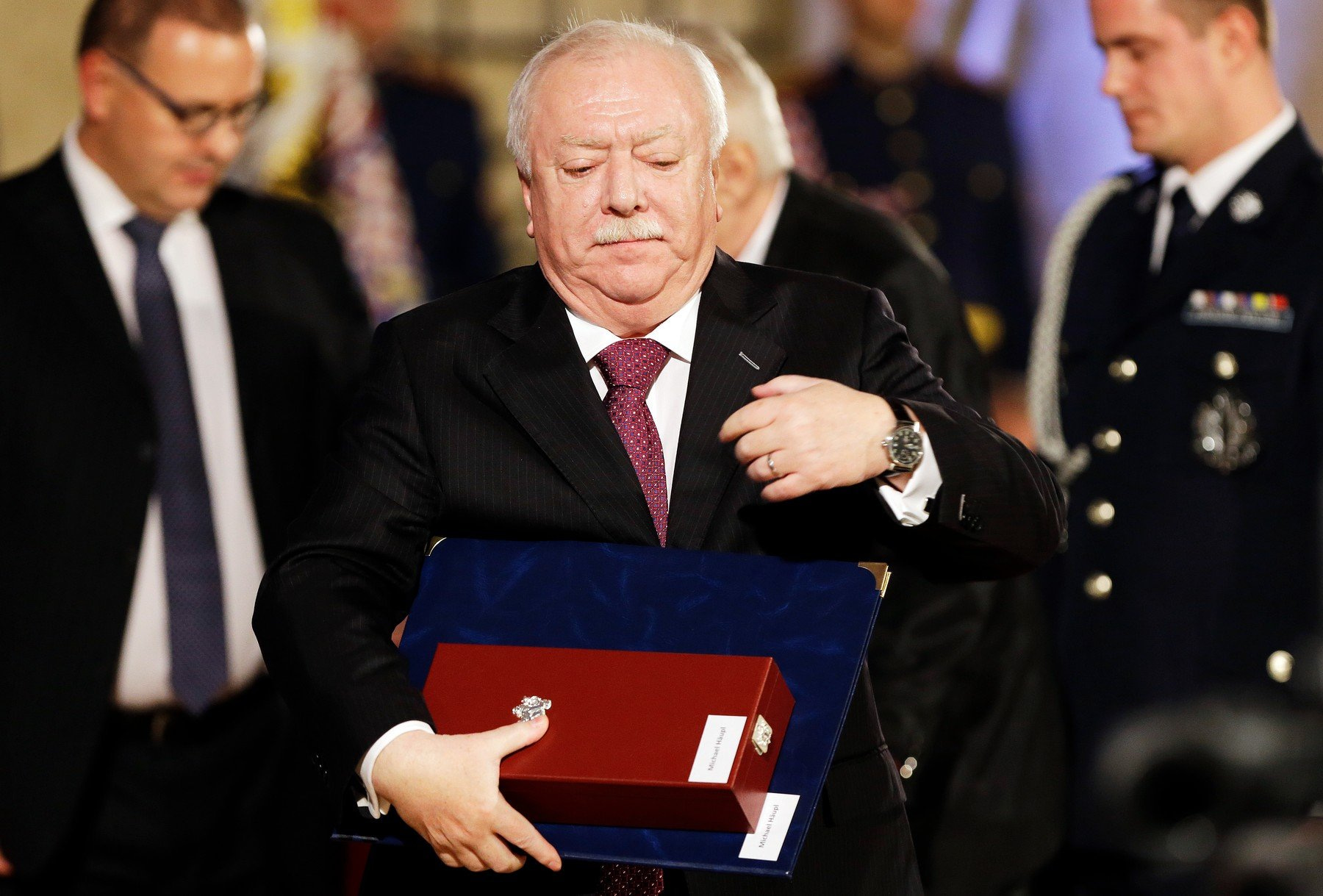 Rakouský politik a dlouholetý starosta Vídně Michael Häupl na Pražském hradě 28. října 2018. Tehdy mu prezident Zeman udělil vyznamenání. Letos v dubnu ho zkritizoval při návštěvě Vídně.