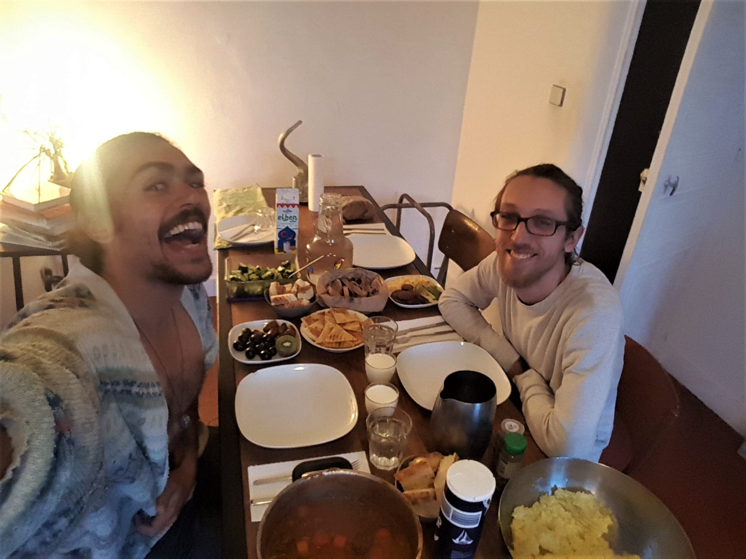 Mathias s kamarádem při domácí hostině.