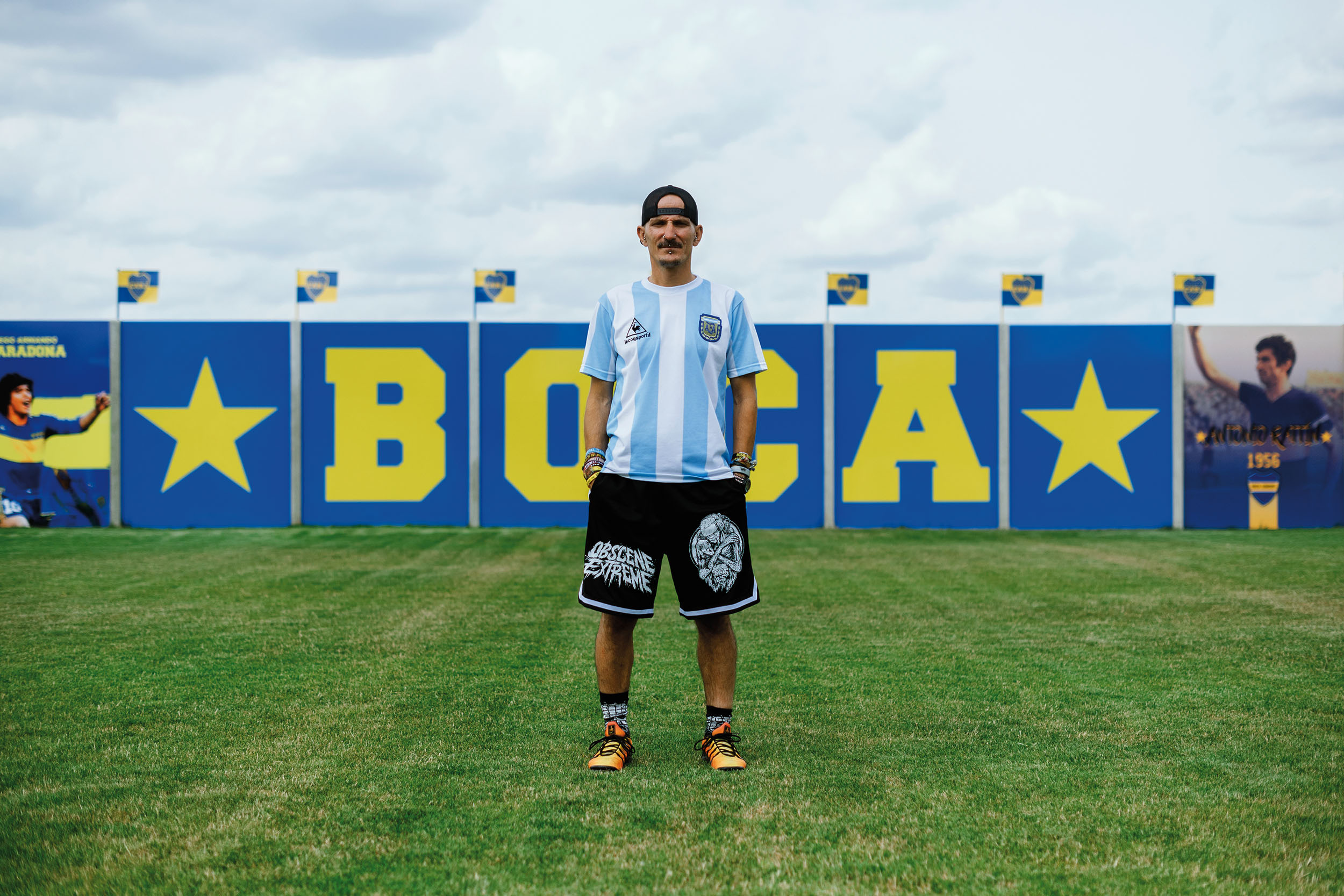 Mezi nejcennější předměty Čurbyho sbírky patří kartička, díky níž se dostal na zápas River Plate versus Boca Juniors – ten se ovšem nakonec vůbec neuskutečnil (vpravo nahoře). Čurbyho zahrada je výplodem fanatické mysli.