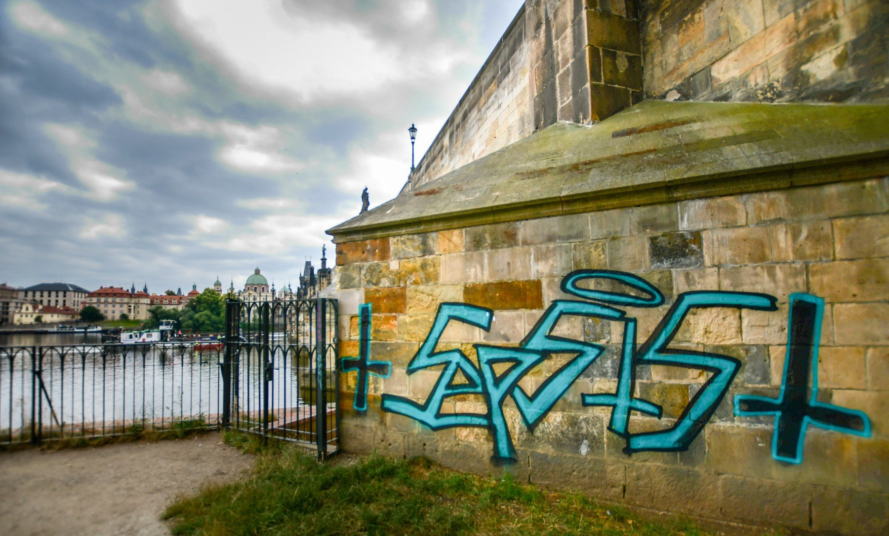 Pomalovaný Karlův most. Praha, červenec 2019.