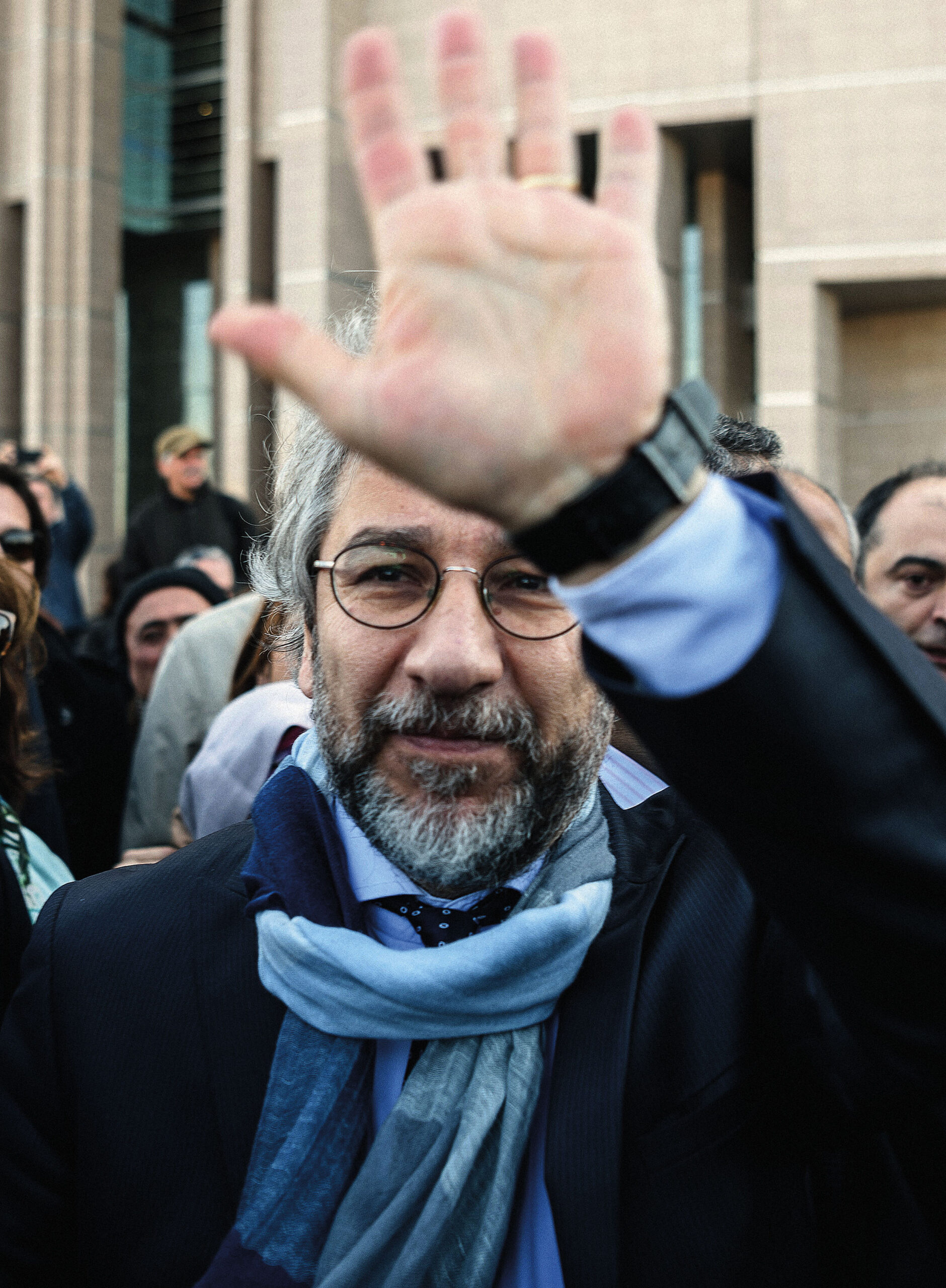 Can Dündar v dubnu 2016 před soudní budovou v Istanbulu. Za měsíc se ho na stejném místě pokusí zastřelit atentátník. Nyní žije Can Dündar v exilu v Německu.